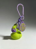 Charm portachiavi Duck Psycho con Badge — Verde Lime / Viola — portachiavi, BONESWIMMER Made in Italy