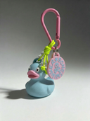 Charm portachiavi Duck Psycho con Badge — Azzurro / Rosa — portachiavi, BONESWIMMER Made in Italy