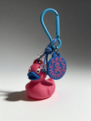Charm portachiavi Duck Psycho con Badge — Fucsia / Azzurro — portachiavi, BONESWIMMER Made in Italy